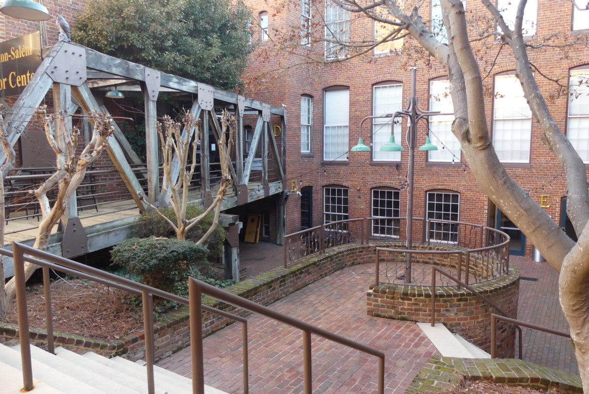 Brookstown Inn Courtyard