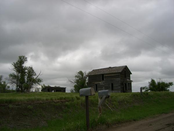 This little cottage is on Hwy 2, in central Nebraska.  I could not help stopping, and wondering..... at one time someone called this home.