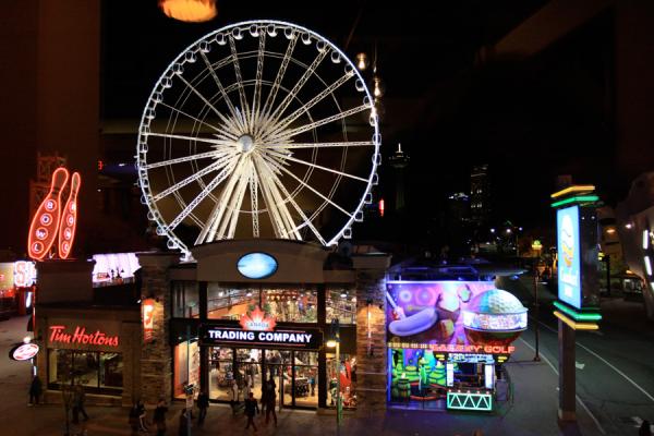 Niagara Falls, ON in Canada has quite the night life going on. Despite the cold and wind, many families were using their Saturday night to hang around this place. Plenty to do if you're out with your buddies.