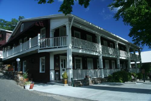 My wife accepts long drives as long as the meals and lodging are decent. The Gunn House is a historic motor hotel in Sonora with comfortable rooms.