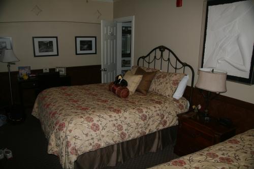The foo-fooy feminine touches in our comfortable room were a big hit with the Mrs.