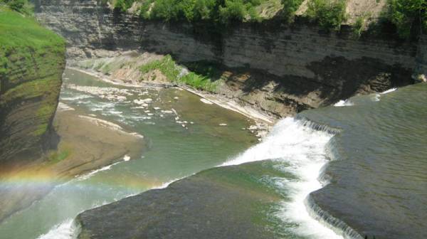 Middle_Falls_plunges_107_feet