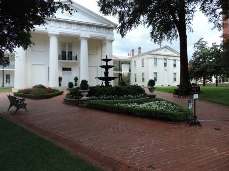 Little Rock - Fountain at Old State House