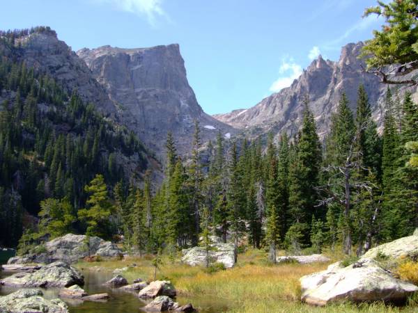Hiking around Dream lake to Emerald lake.