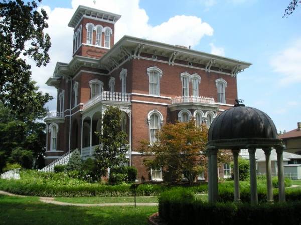 Magnolia Manor Mansion in Cairo, Illinois