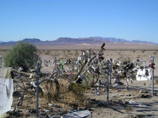 Shoe Fence in Rice, California