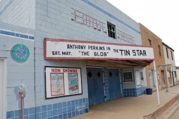 Muralized Earth Theater in Earth Texas
