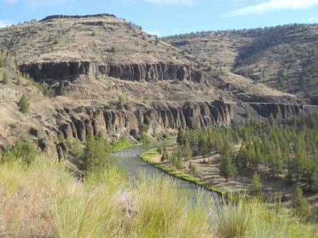 Rock formations along Crooked River Canyon