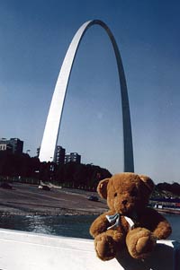 Tedrick de Bear at the St. Louis Arch